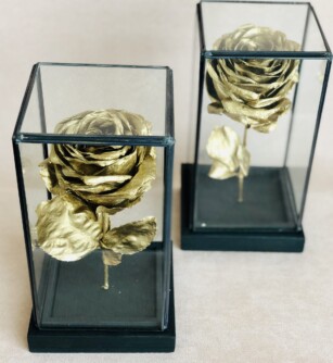 Gouden rozen opgemaakt in de vitrine Verona
