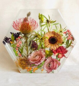 Deze Hexagon maat L is gevuld met bloemen uit een rouwarrangement. Een dierbare herinnering wordt tastbaar gemaakt.